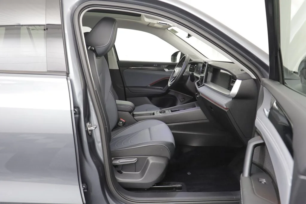 Used 2025 Platinum Gray Metallic Volkswagen 2.0T SE image 19