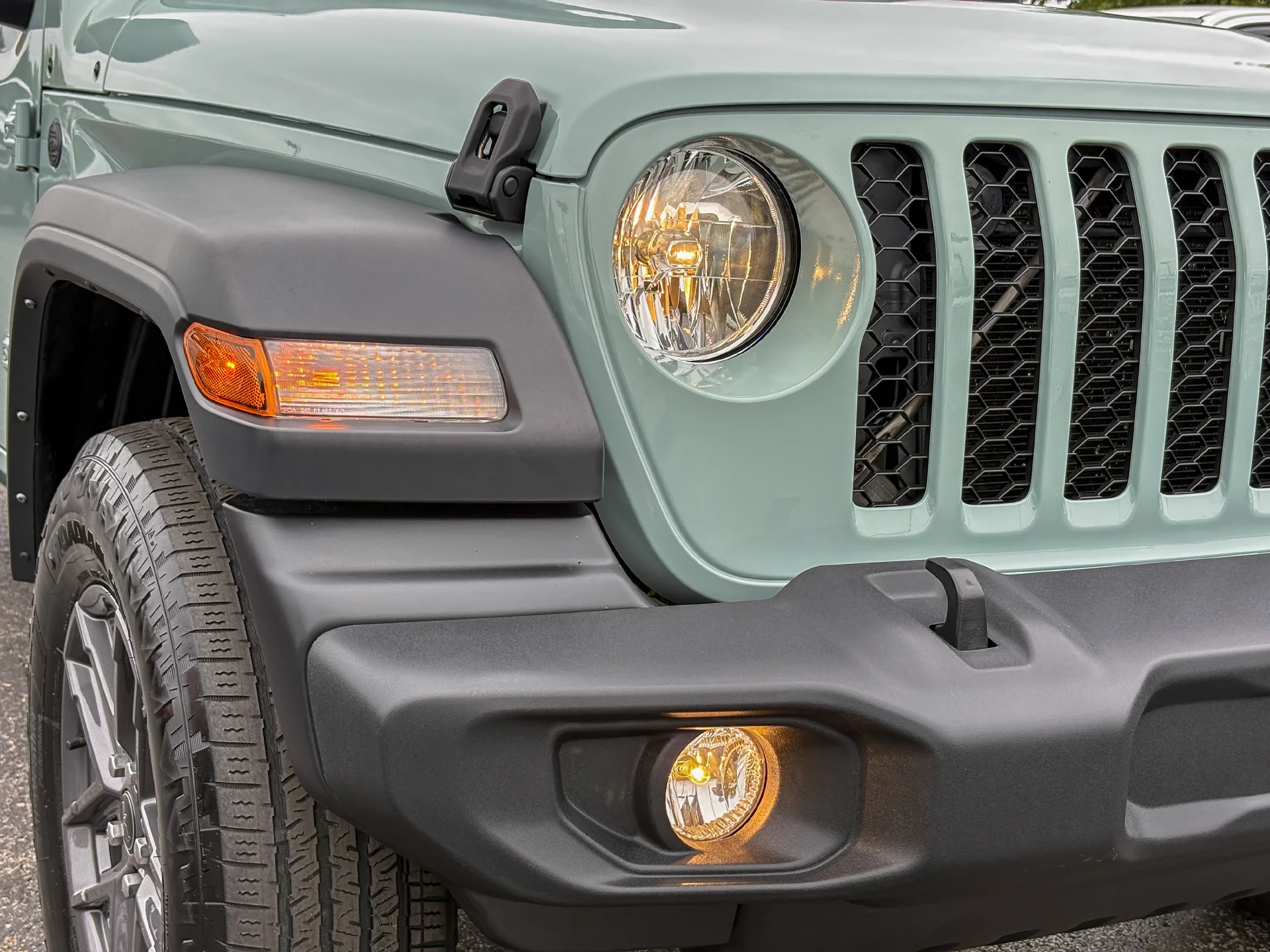 Used 2024 Gray Jeep Sport S image 3
