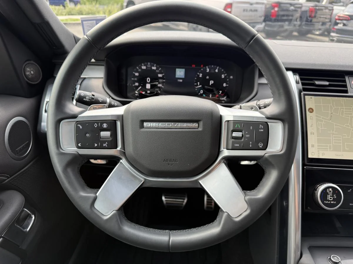 Used 2024 Black Land Rover Dynamic Se image 36