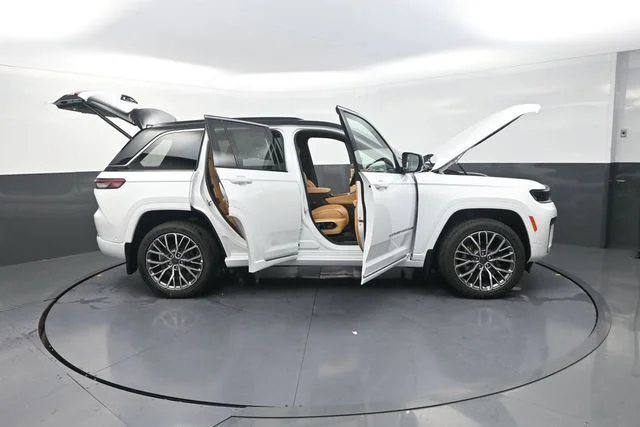 New 2026 Bright White Clear-Coat Exterior Paint Jeep Summit image 38