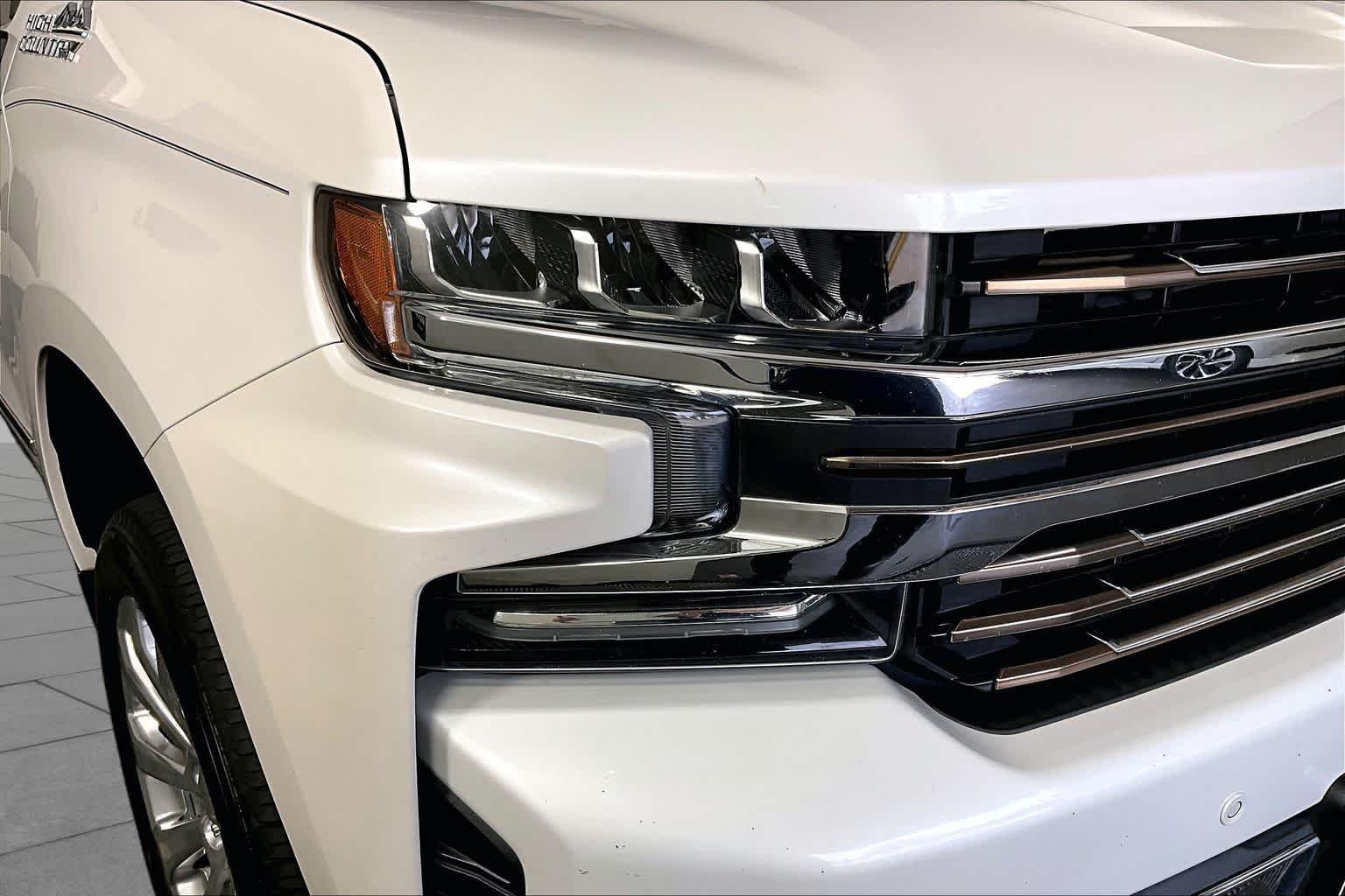 Used 2019 Iridescent Pearl Tricoat Chevrolet High Country image 27