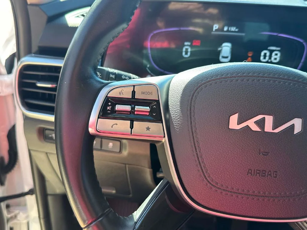 Used 2025 White Kia S image 36