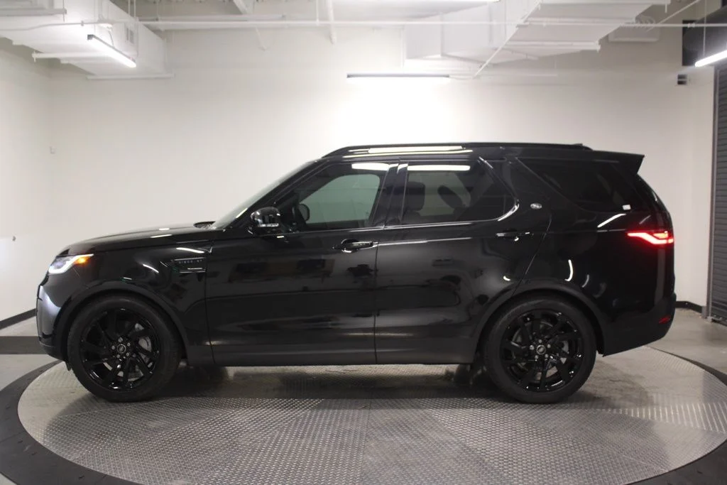 Used 2025 Santorini Black Metallic Land Rover S image 2
