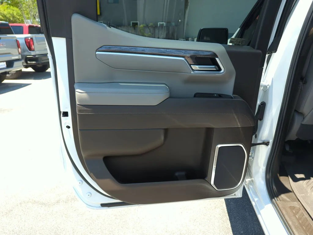 Used 2025 White Chevrolet LTZ image 28