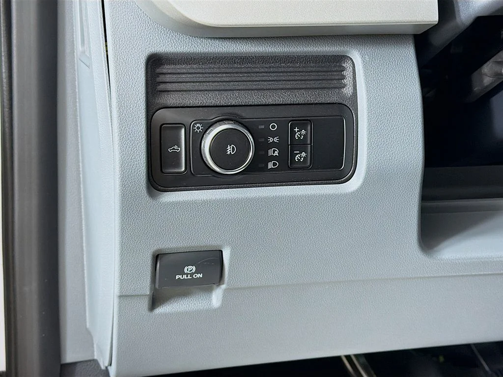 New 2025 Oxford White Ford F-350® XL image 28