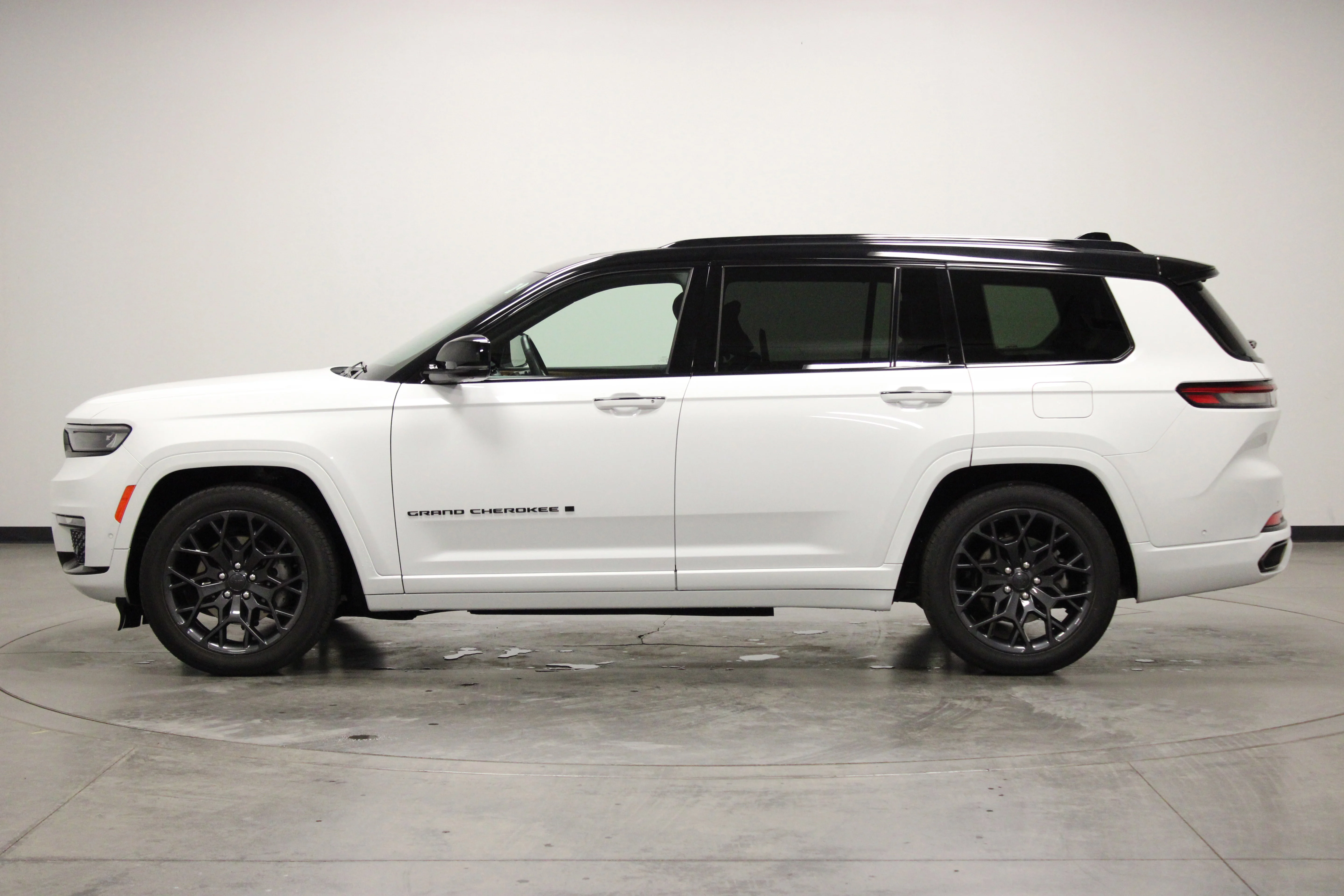 Used 2023 Bright White Clearcoat Jeep Summit image 5