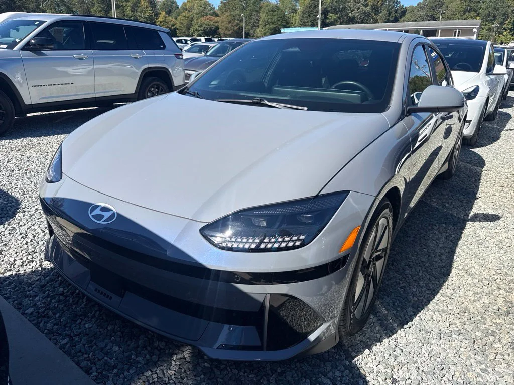 Used 2024 Blue Hyundai SE image 1
