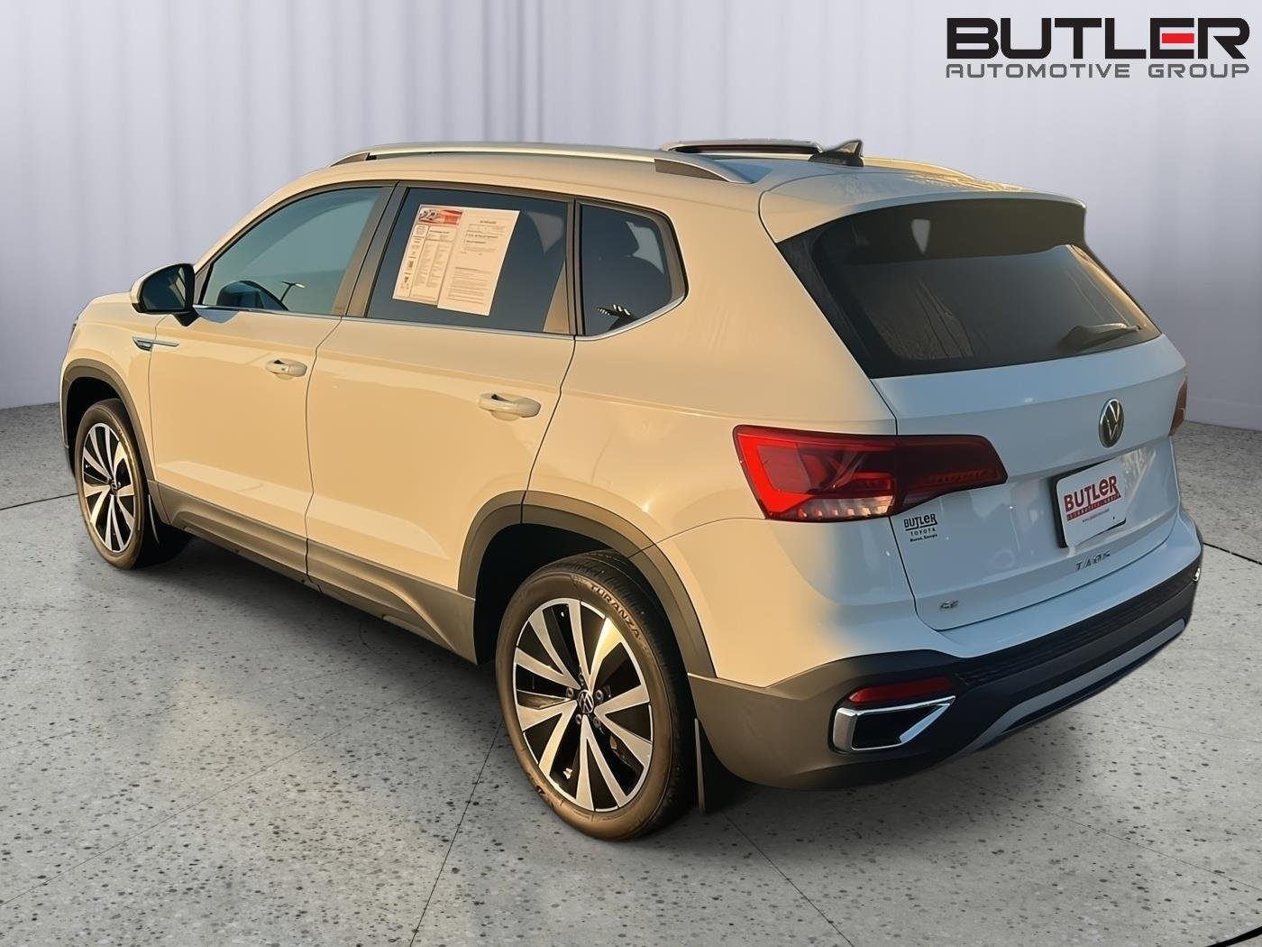 Used 2022 Pure White Volkswagen SE image 4