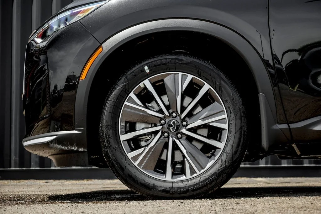 New 2027 MINERAL BLACK INFINITI Luxe AWD image 4