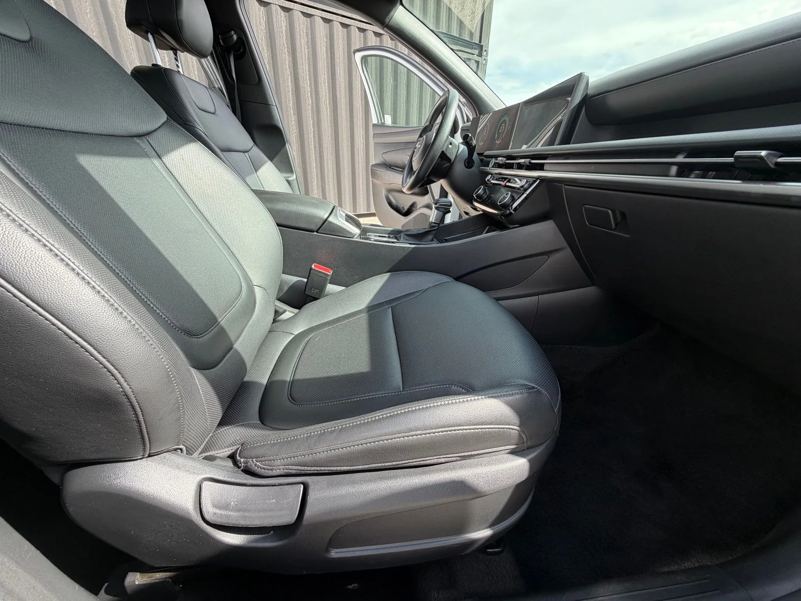 Used 2025 White Hyundai SEL image 29