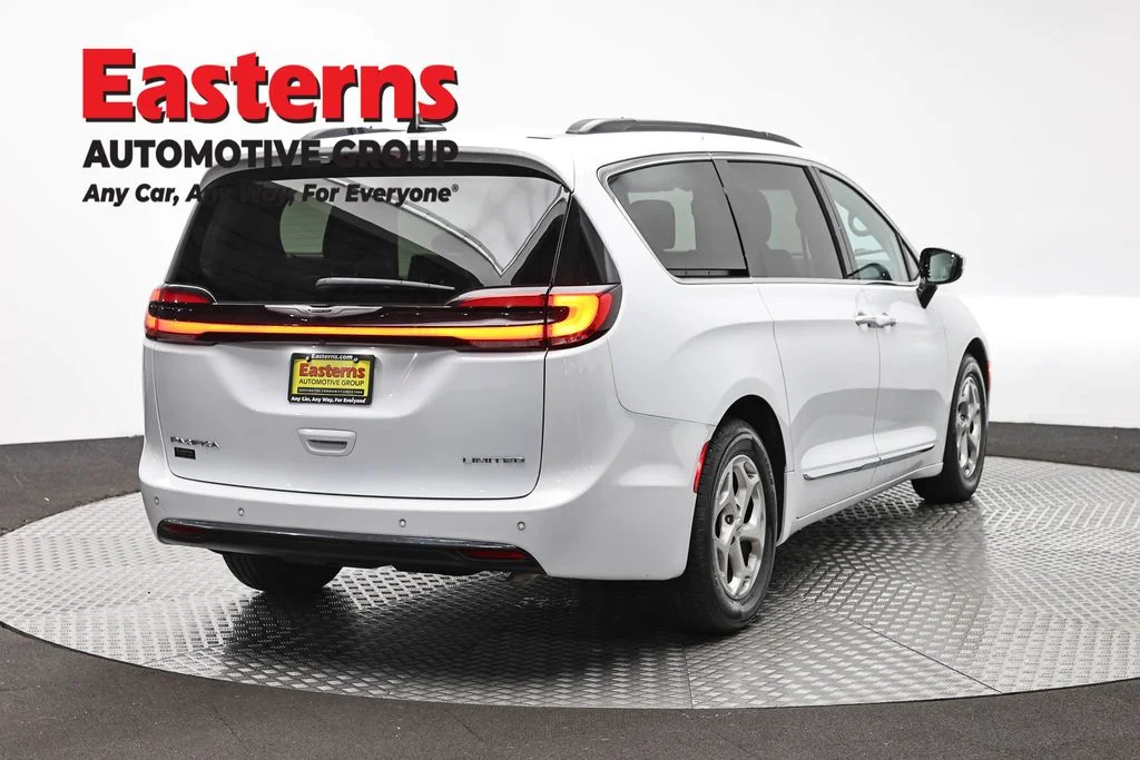 Used 2023 White Chrysler Limited image 5