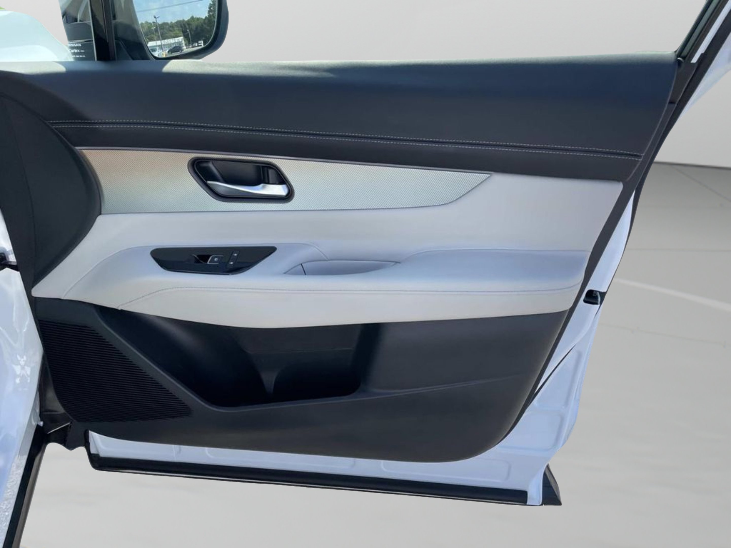 Used 2025 White Nissan SL image 17