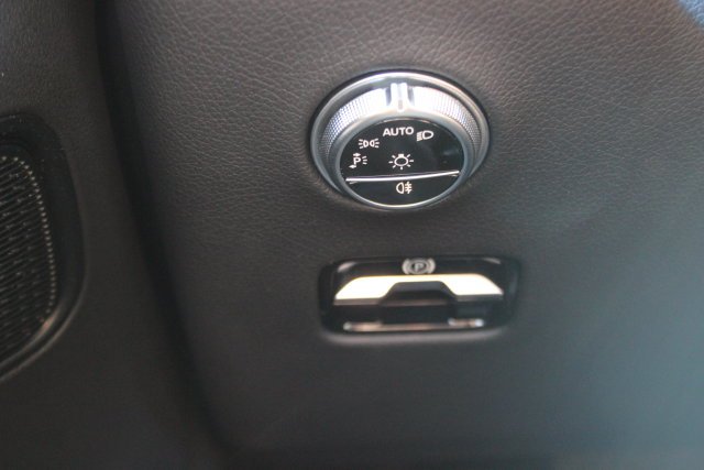 Used 2025 White Mercedes-Benz GLC 300 image 17