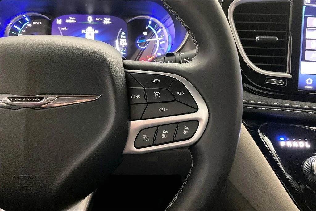 Used 2024 White Chrysler Select image 23