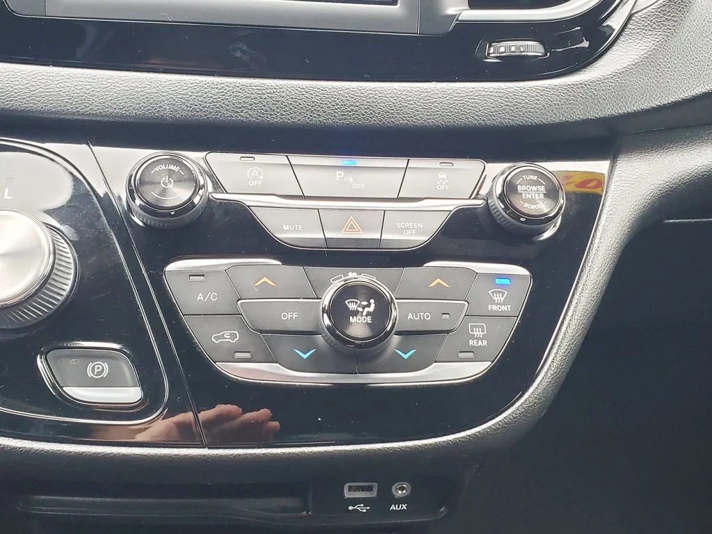 Used 2019 Black Chrysler Touring Plus image 23
