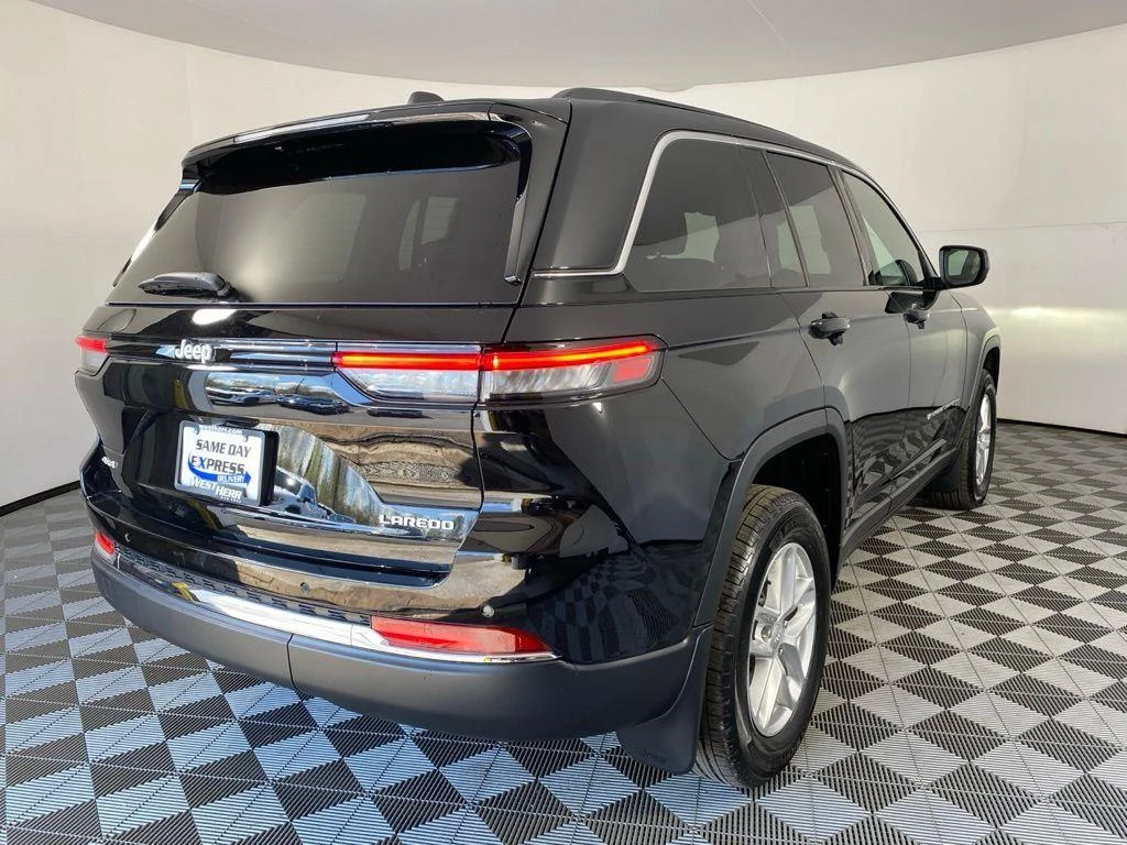 Used 2025 Diamond Black Crystal Pearlcoa Jeep Laredo X image 10