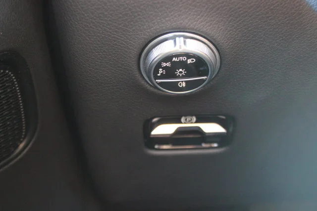 Used 2025 White Mercedes-Benz GLC 300 image 17