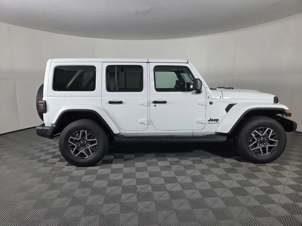 New 2026 Bright White Clear-Coat Exterior Paint Jeep Sahara image 5