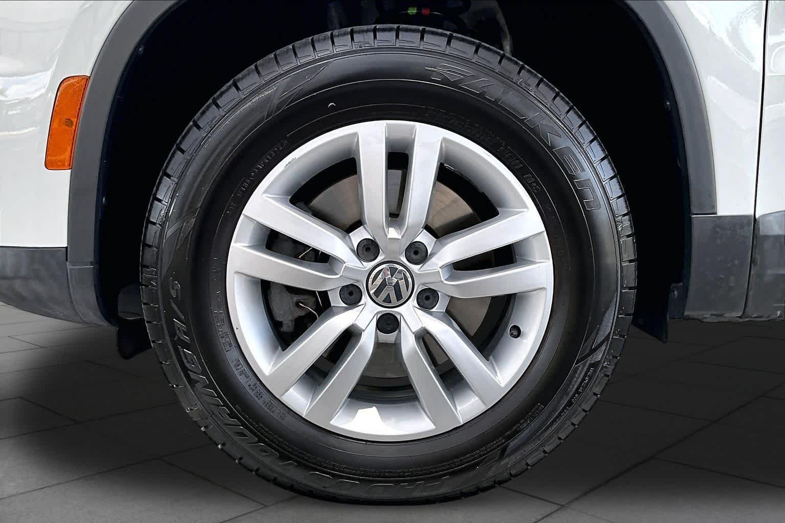 Used 2017  Volkswagen  image 11