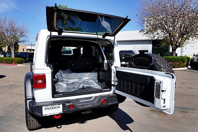 New 2026 Bright White Clear-Coat Exterior Paint Jeep Rubicon image 17