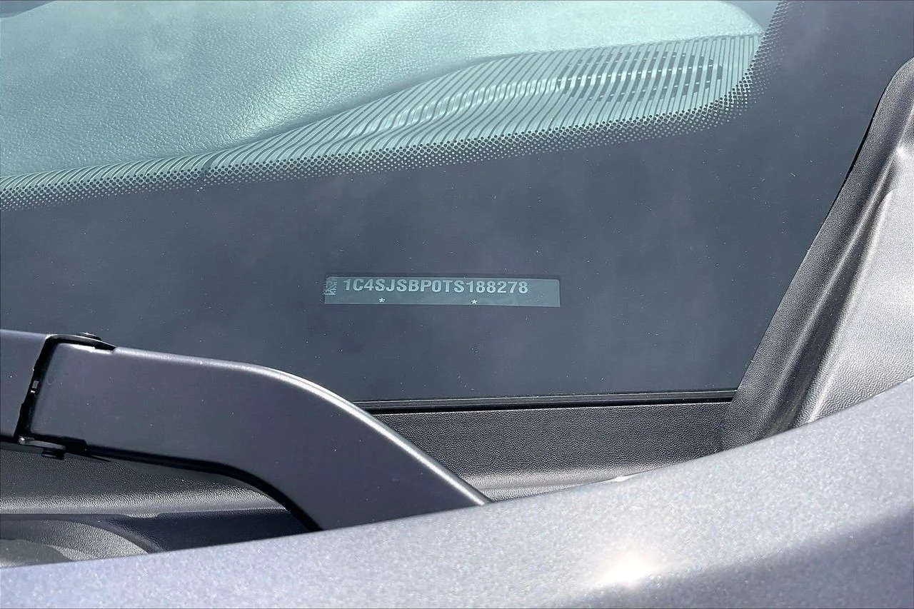 New 2026 Baltic-Gray Metallic Clear-Coat Exterior Paint Jeep Limited Altitude image 39