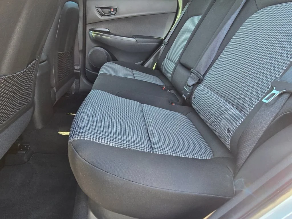 Used 2021 Lunar White Hyundai SE image 11