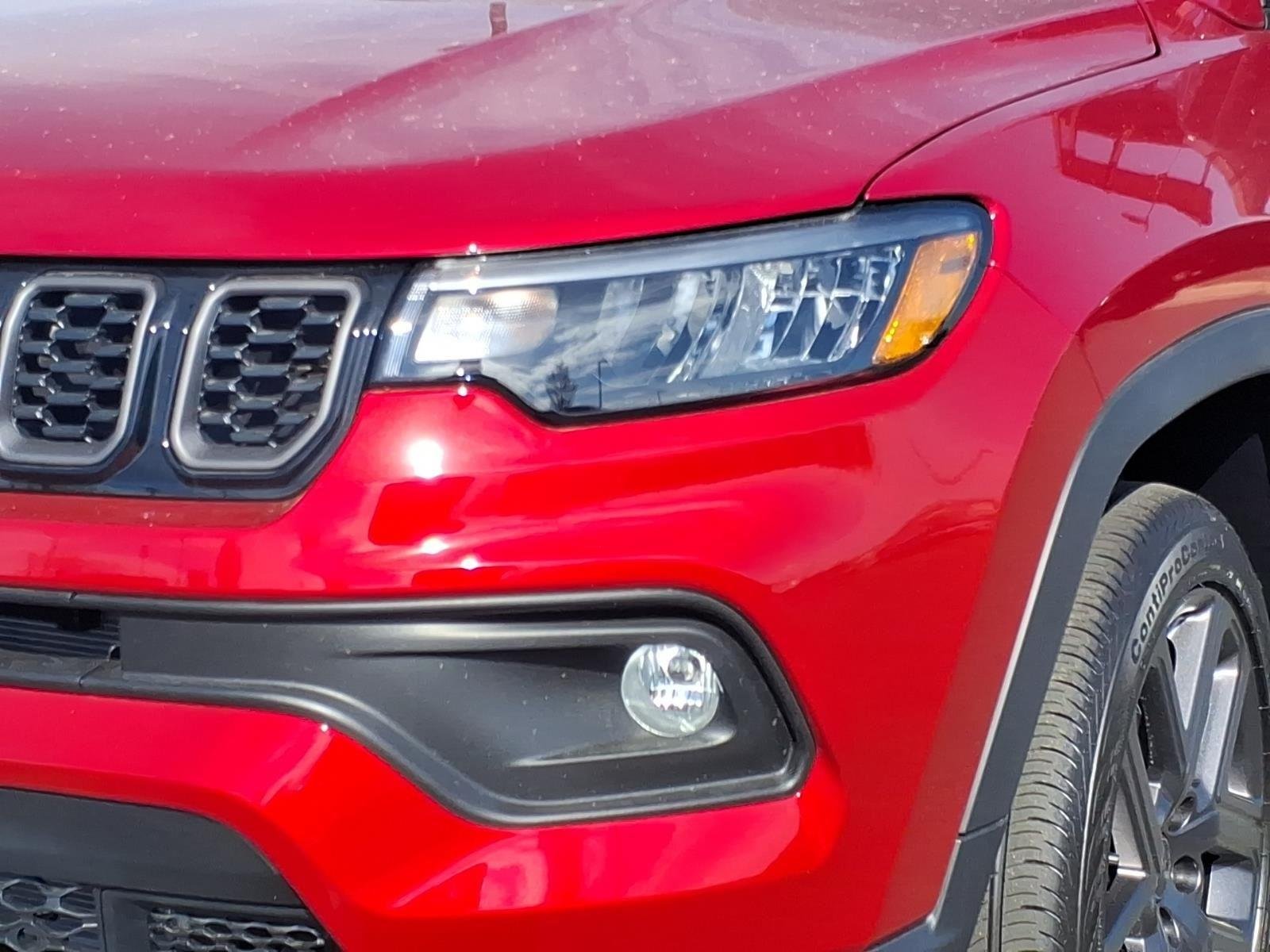 New 2026 Red Hot Pearl-Coat Exterior Paint Jeep Latitude Altitude image 15