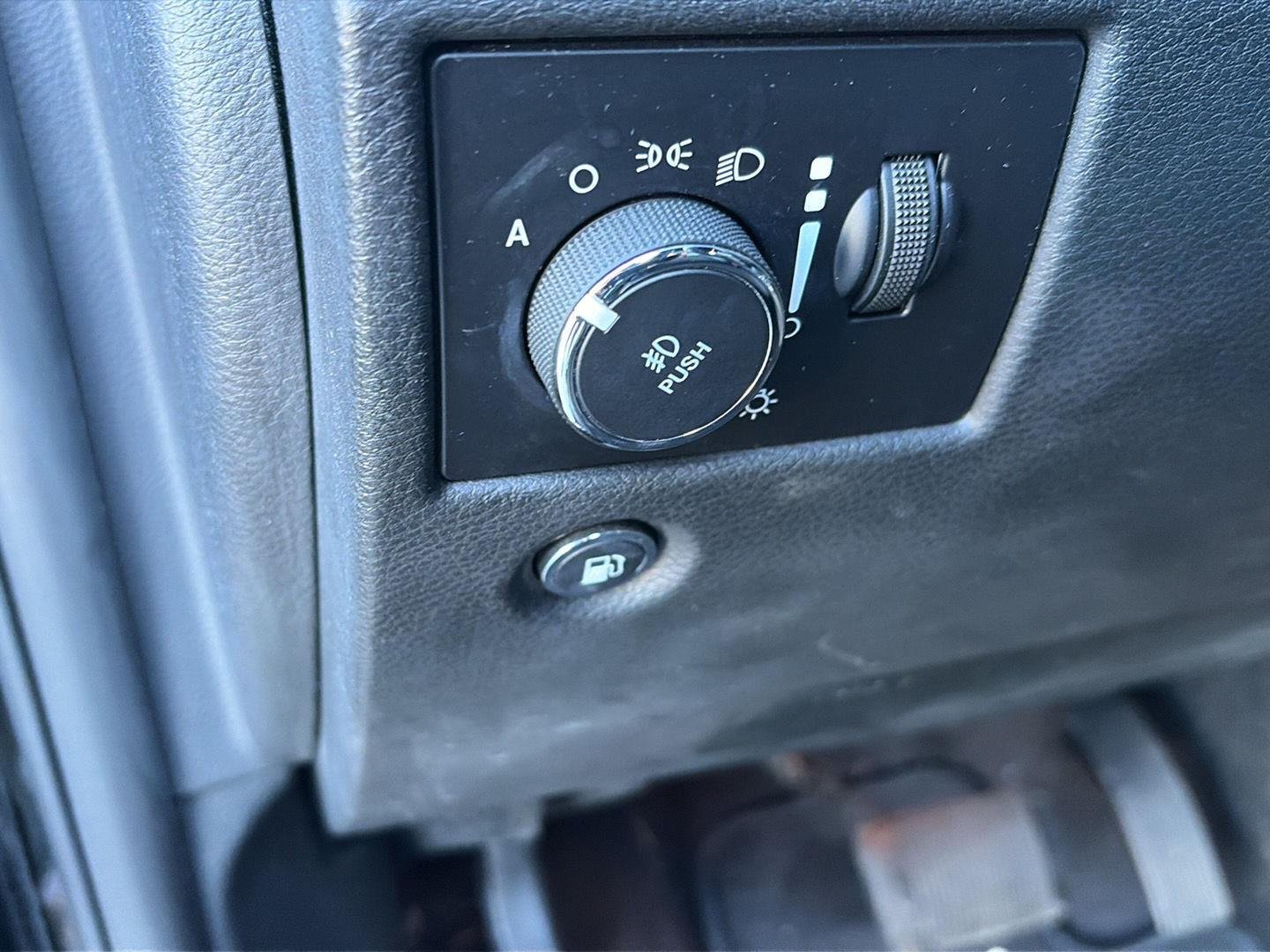 Used 2019 Diamond Black Crystal Pearlcoat Jeep Altitude image 9