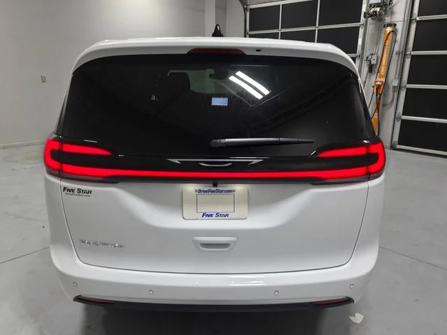 New 2027 Bright White Clear-Coat Exterior Paint Chrysler Select image 11