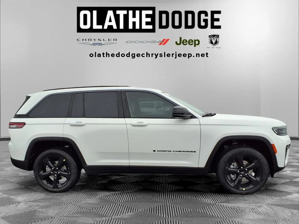 New 2026 Bright White Clear-Coat Exterior Paint Jeep Limited image 29