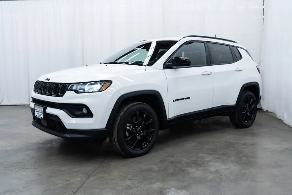 New 2026 Bright White Clear-Coat Exterior Paint Jeep Latitude Altitude image 3