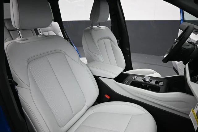 New 2026 Hydro Blue Pearl-Coat Exterior Paint Jeep Limited image 19