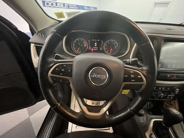 Used 2016 Brilliant Black Crystal Pearlcoat Jeep Latitude image 14