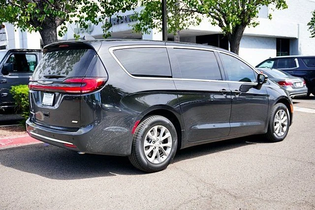 New 2026 Diamond Black Crystal Pearl-Coat Exterior Paint Chrysler Select image 7