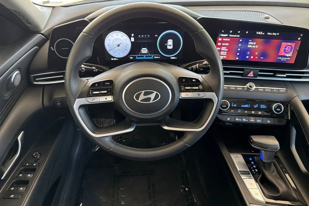 2025 Hyundai Elantra SEL - Photo 18