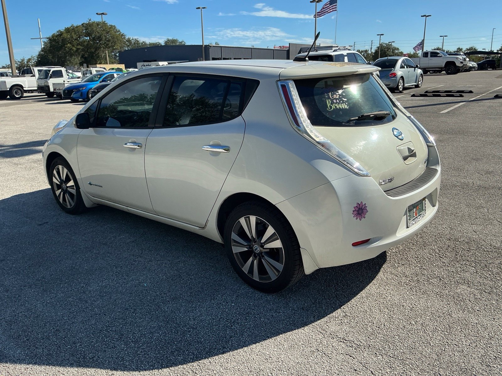 Used 2013 White Nissan SL image 6