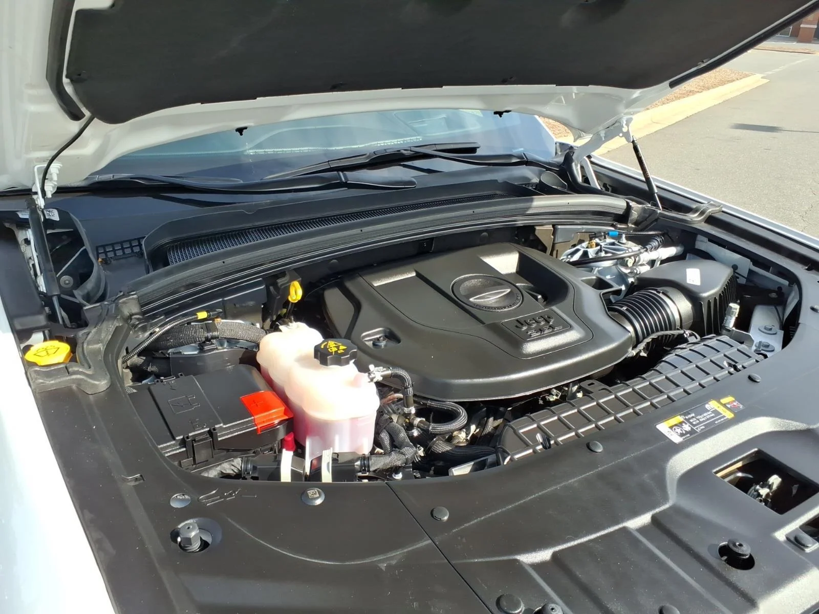 Used 2024 WHITE JEEP OVRLND image 31
