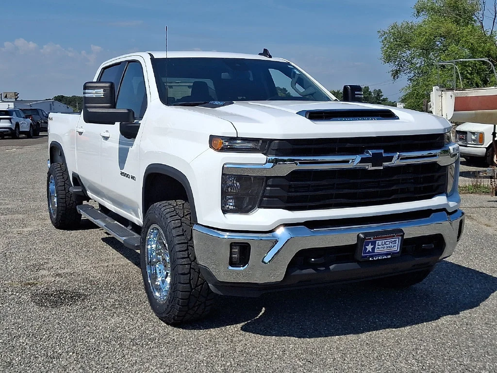 Used 2025 Summit White Chevrolet LT image 2