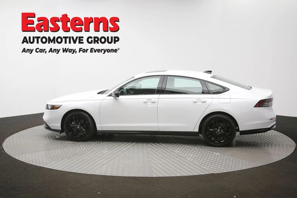 Used 2025 White Honda SE image 60