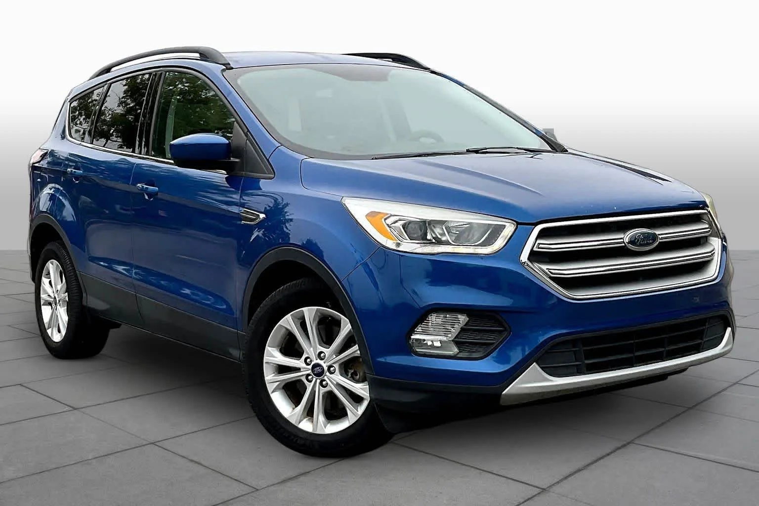 Used 2017 Lightning Blue Metallic Ford SE image 3