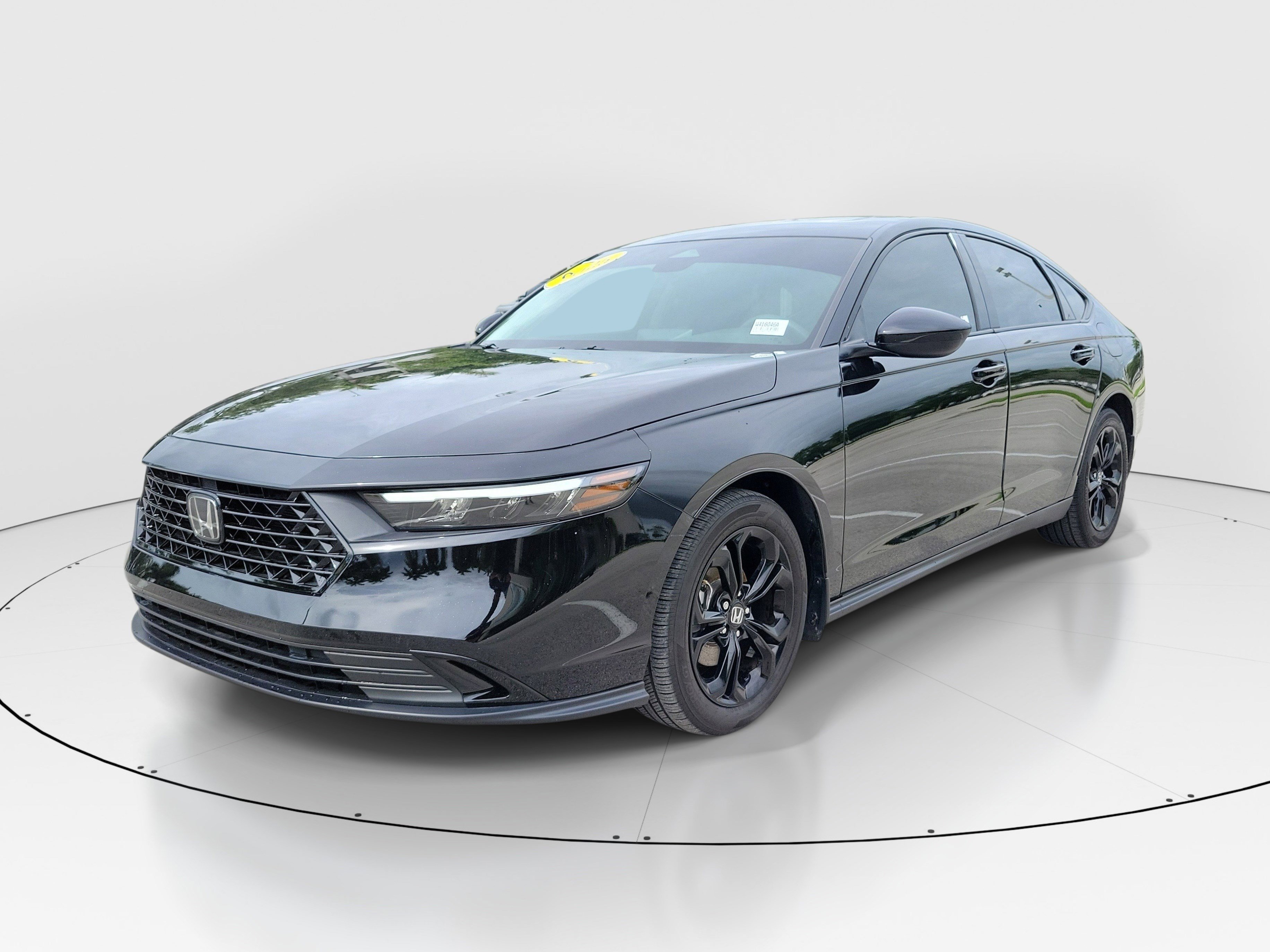 Used 2025 Platinum White Pearl Honda SE image 3