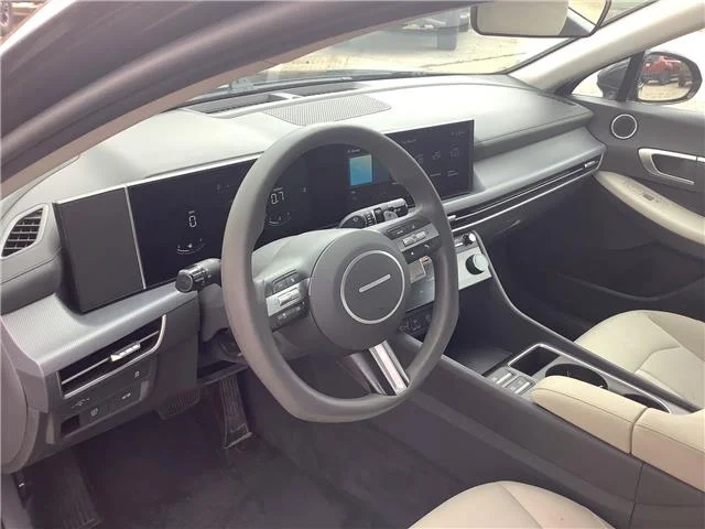 Used 2025 Portofino Gray Hyundai SEL Front-Wheel Drive image 10