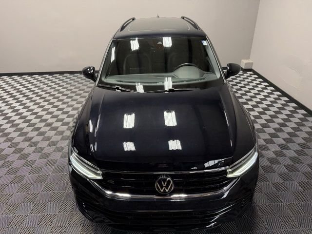 Certified Used 2022 Deep Black Pearl Effect Volkswagen 2.0T SE R-Line Black image 5