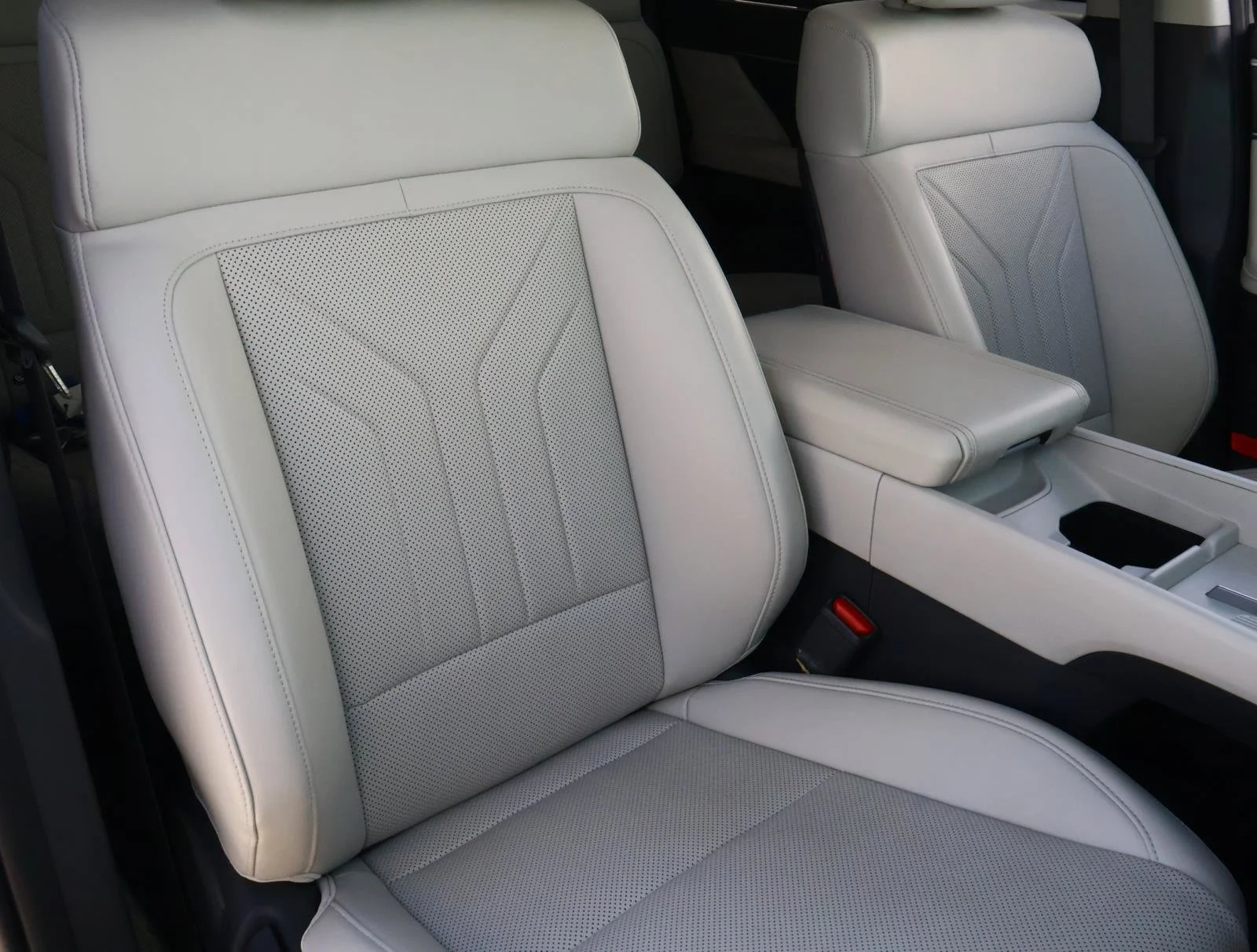 Used 2025 Phantom Black Hyundai SEL image 16