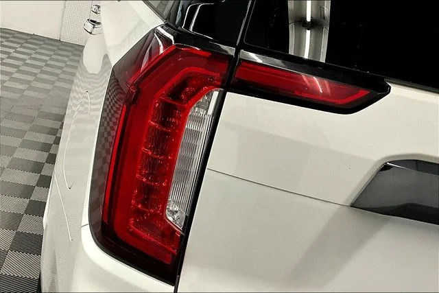 Used 2023 White Frost Tricoat GMC Denali Ultimate image 37