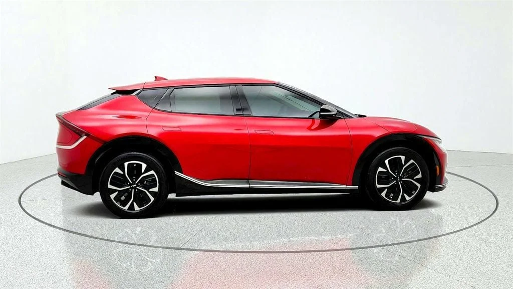 Used 2022 Runway Red Kia Wind RWD image 4