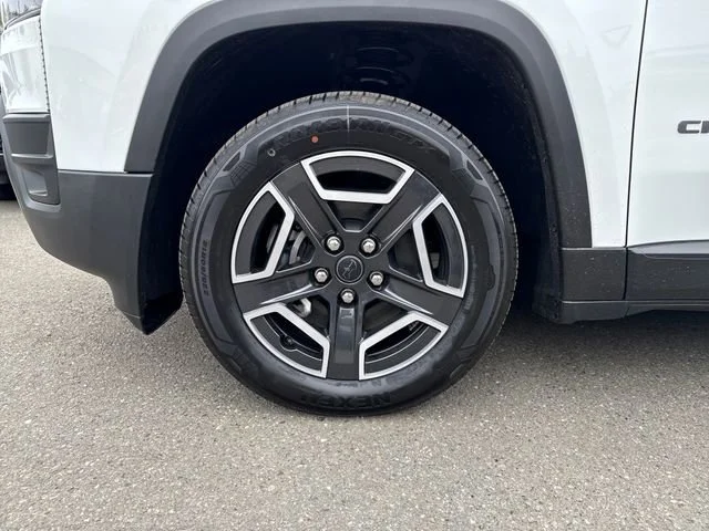 New 2026 Bright White Clear-Coat Exterior Paint Jeep Laredo image 27
