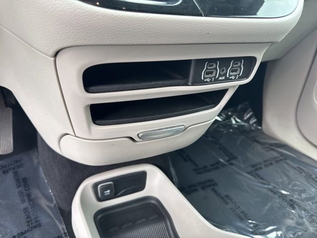Used 2023 Bright White Clearcoat Chrysler LX image 28