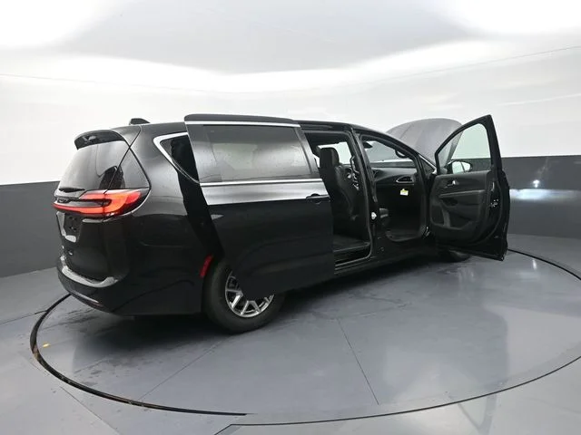 New 2027 Diamond Black Crystal Pearl-Coat Exterior Paint Chrysler Select image 35