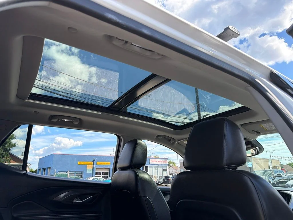 Used 2022 White GMC SLT image 24
